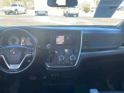 Used 2016 Toyota Sienna SE Premium image 12