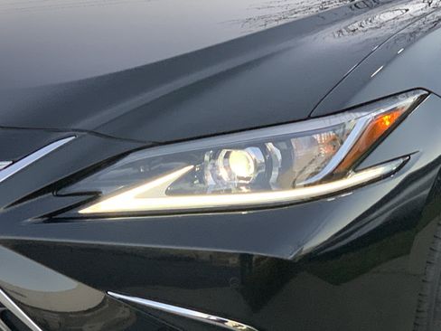 Used 2025 Lexus ES 300h w/ Luxury Package image 6