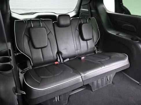 Used 2025 Chrysler Pacifica Limited FWD image 25