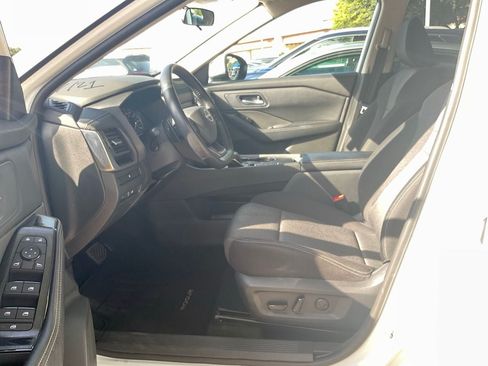 Used 2025 Nissan Rogue SV FWD image 8