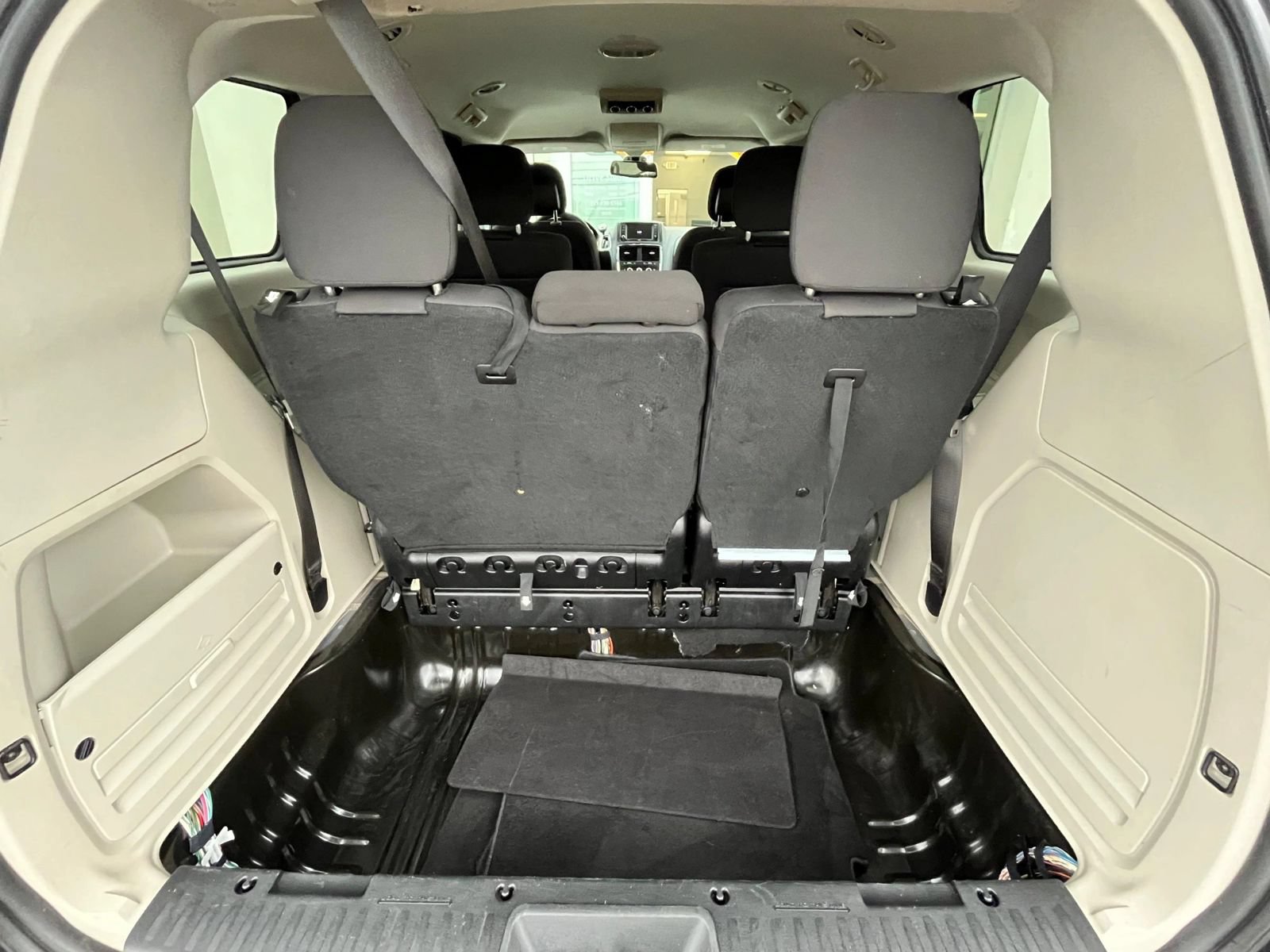 Used 2019 Dodge Grand Caravan SE w/ UConnect Hands-Free Group FWD image 6