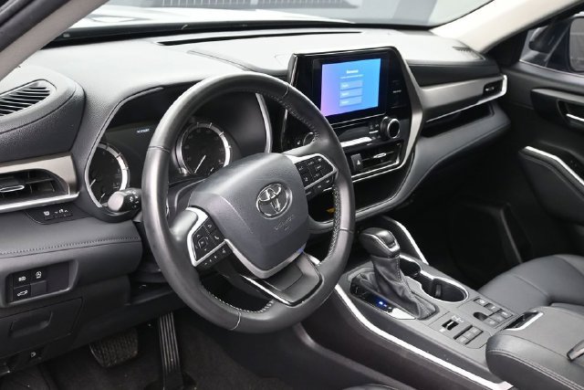 Used 2025 Toyota Highlander XLE AWD/4WD image 12