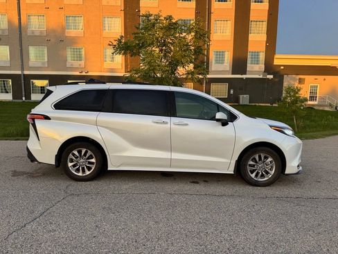 Used 2022 Toyota Sienna XLE FWD image 14