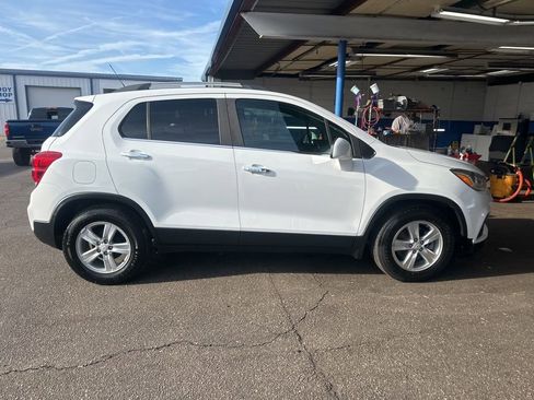 Used 2019 Chevrolet Trax LT w/ LT Convenience Package image 2