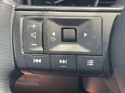 Used 2023 Nissan Rogue S AWD/4WD image 28