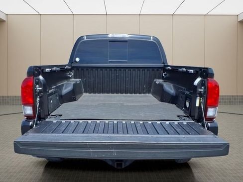 Used 2018 Toyota Tacoma TRD Sport AWD/4WD image 11