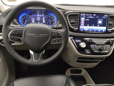 Used 2023 Chrysler Pacifica Touring-L FWD image 22