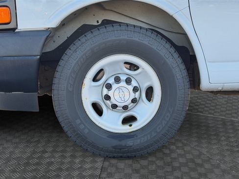 Used 2017 Chevrolet Express 2500 RWD image 16