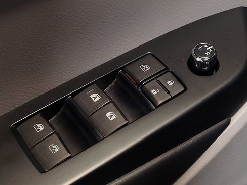 Used 2018 Toyota Highlander Plus FWD image 27