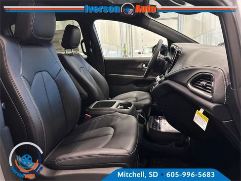 New 2026 Chrysler Pacifica Select image 31