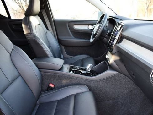 Certified 2025 Volvo XC40 B5 Plus image 27