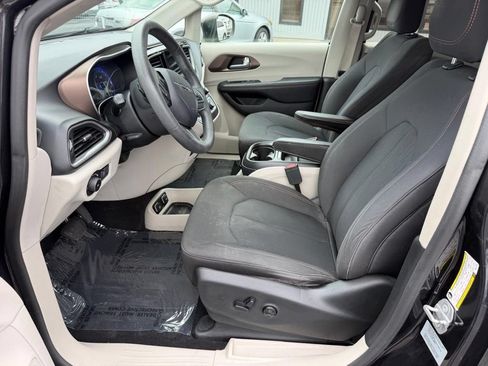 Used 2017 Chrysler Pacifica Touring Plus w/ Tire & Wheel Group FWD image 12