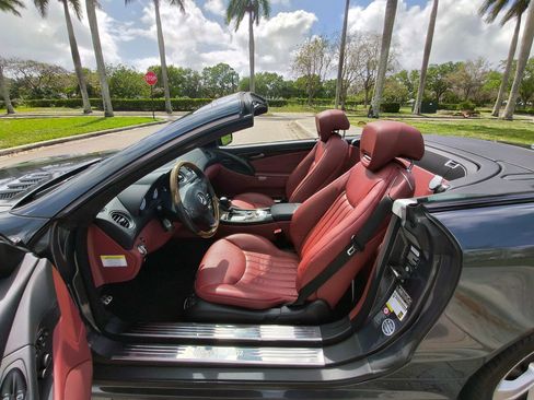 Used 2009 Mercedes-Benz SL 550 image 4