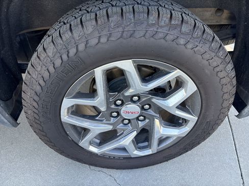 Used 2022 GMC Sierra 1500 SLT w/ X31 Off-Road Package AWD/4WD image 9