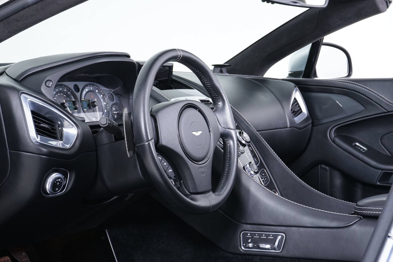 Used 2016 Aston Martin Vanquish Volante RWD image 4