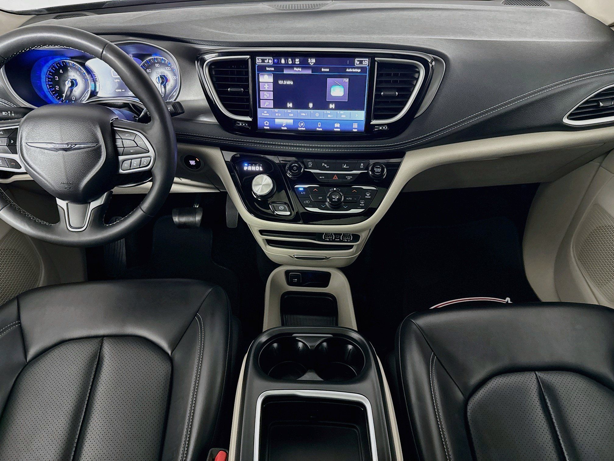 Used 2023 Chrysler Pacifica Touring-L AWD/4WD image 26