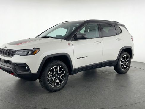 Used 2025 Jeep Compass Trailhawk image 3