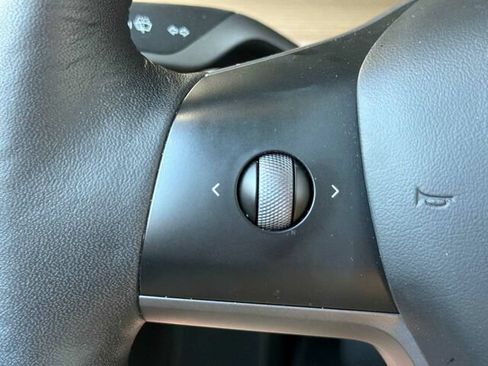 Used 2024 Tesla Model Y 2WD image 29