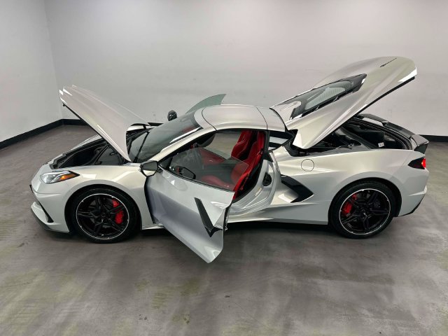 Used 2024 Chevrolet Corvette Stingray Preferred Cpe w/ Z51 Performance Package RWD image 19