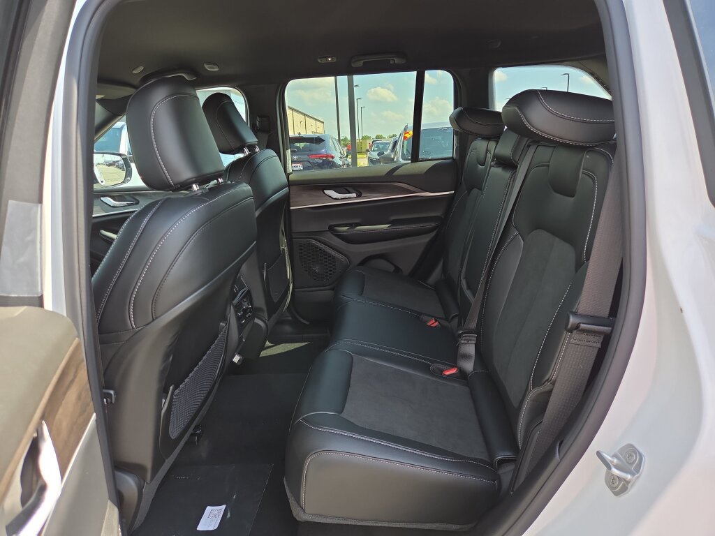 New 2026 Jeep Grand Cherokee Altitude RWD image 7