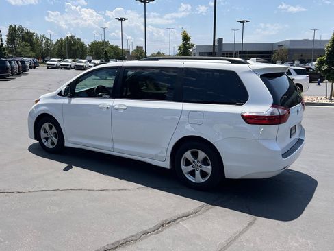 Used 2018 Toyota Sienna LE w/ Carpet Mat Package FWD image 11