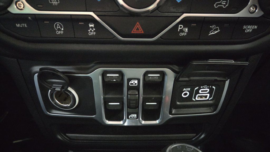 Used 2018 Jeep Wrangler Unlimited Sahara w/ Safetytec Group AWD/4WD image 16