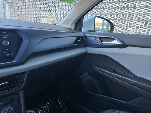 Used 2022 Volkswagen Taos SE w/ Panoramic Sunroof Package image 25