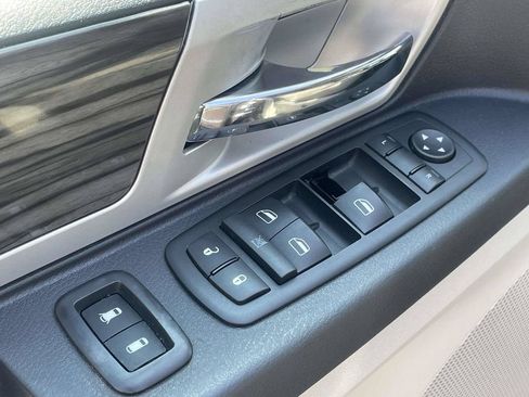 Used 2010 Chrysler Town & Country Touring FWD image 15