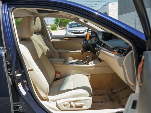 Used 2015 Lexus ES 300h w/ Navigation System Package FWD image 26