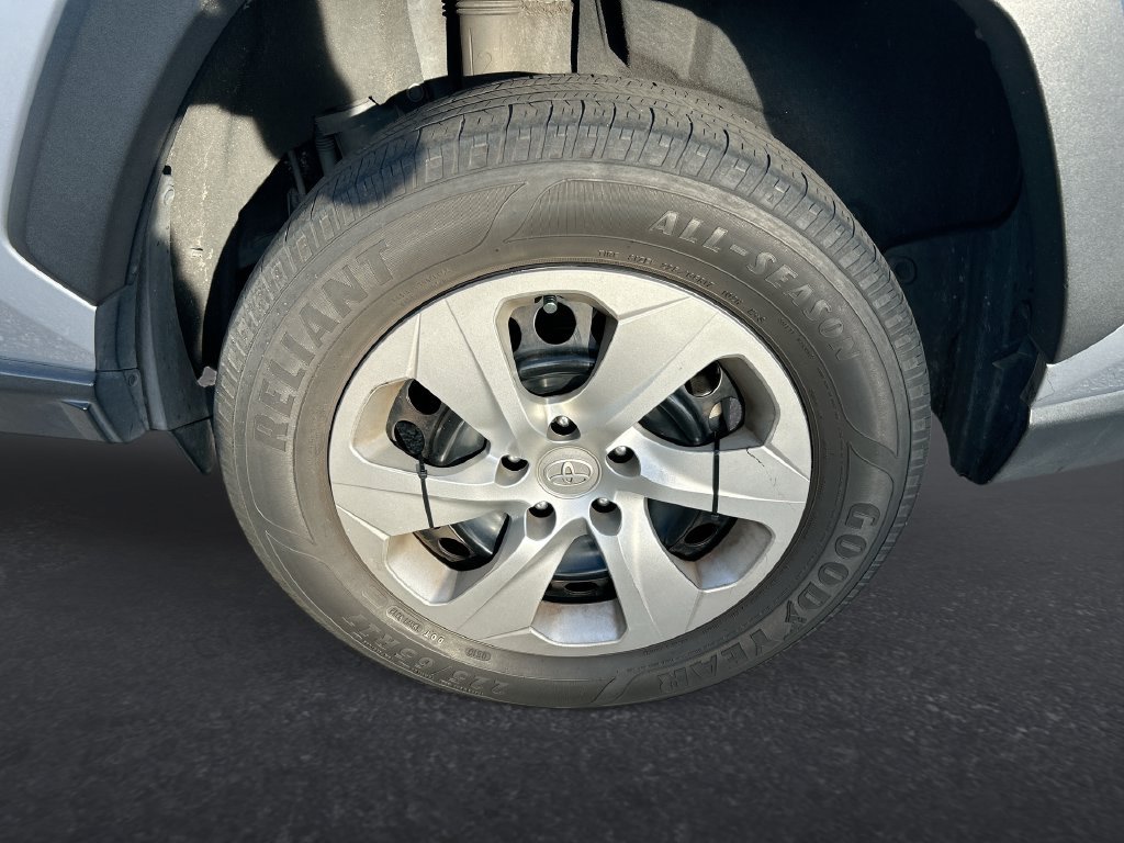 Used 2021 Toyota RAV4 LE FWD image 10