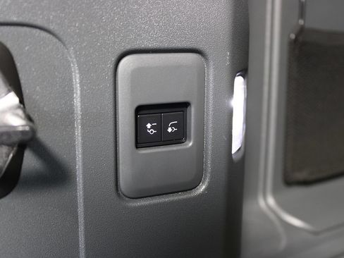 Used 2024 Land Rover Defender 110 X-Dynamic SE AWD/4WD image 40
