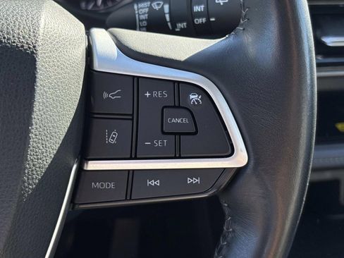 Used 2023 Toyota Highlander XLE image 32