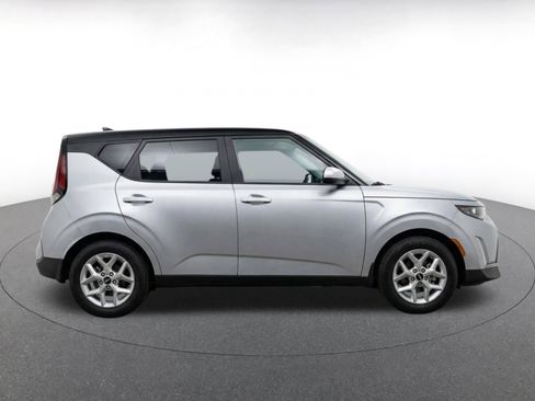 Used 2025 Kia Soul LX w/ LX Technology Package FWD image 10