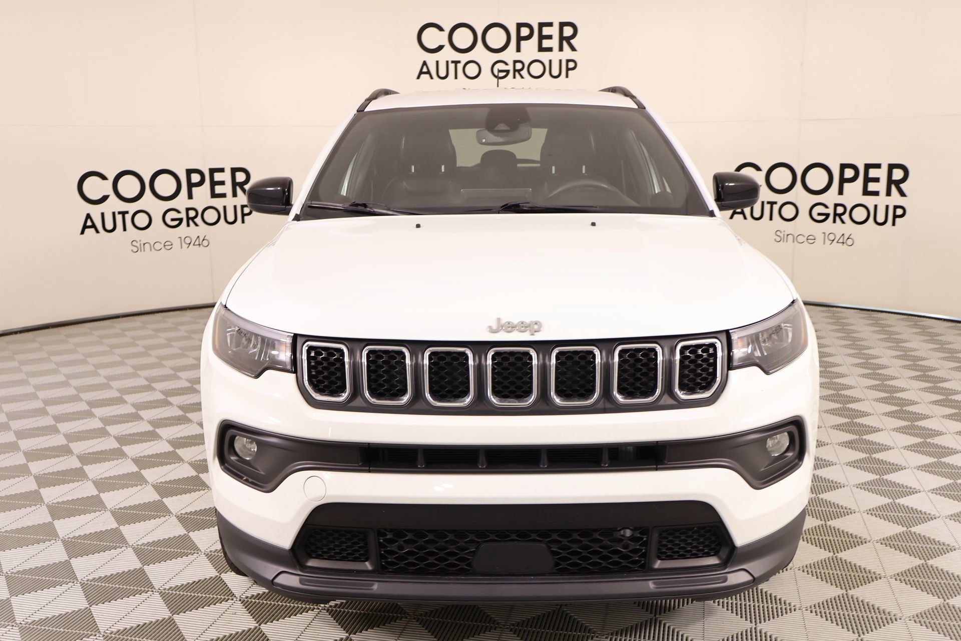 Used 2024 Jeep Compass Latitude w/ Convenience Group AWD/4WD image 8