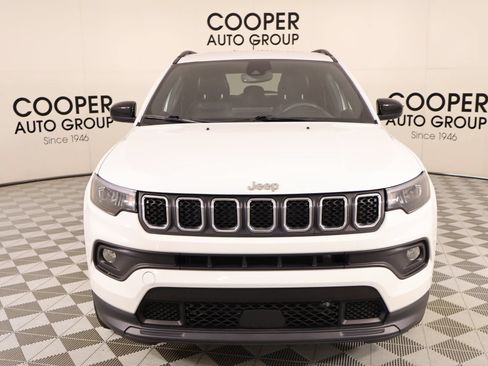 Used 2024 Jeep Compass Latitude w/ Convenience Group AWD/4WD image 8
