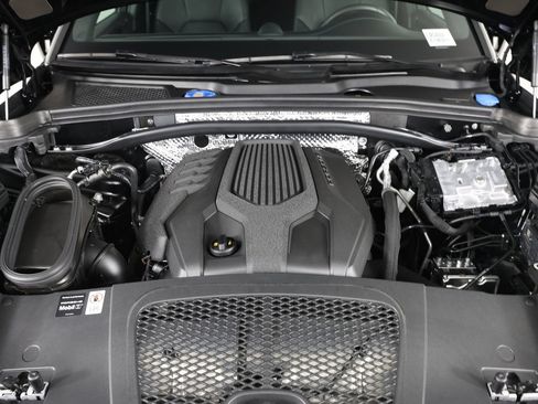 Certified 2026 Porsche Macan AWD/4WD image 26