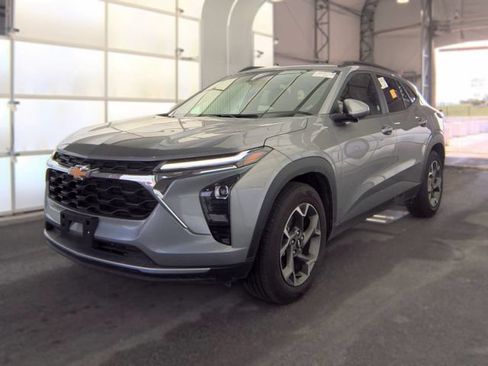 Used 2025 Chevrolet Trax LT w/ LT Convenience Package FWD image 3