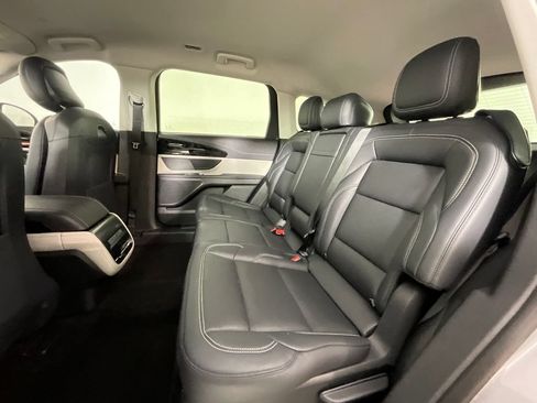 Used 2025 Lincoln Nautilus Premier AWD/4WD image 25