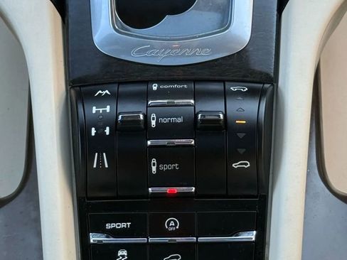 Used 2012 Porsche Cayenne Turbo image 30