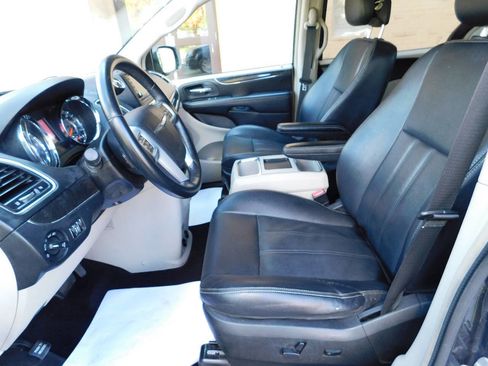 Used 2014 Chrysler Town & Country Touring image 12
