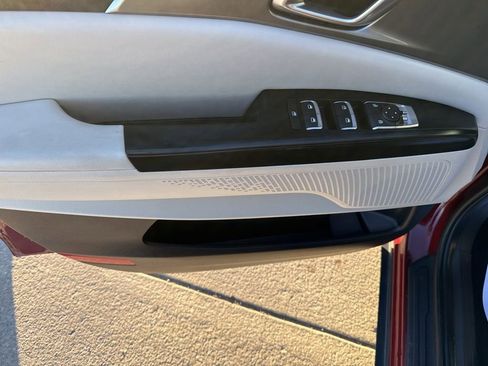 Used 2024 Kia Carnival LX image 11