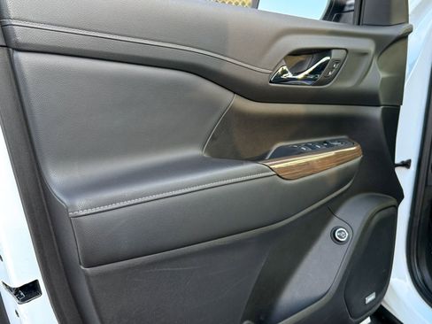 Used 2023 GMC Acadia SLE w/ Driver Convenience Package image 14