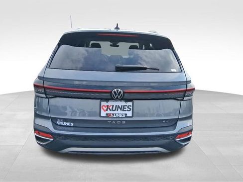 Used 2025 Volkswagen Taos SE AWD/4WD image 9