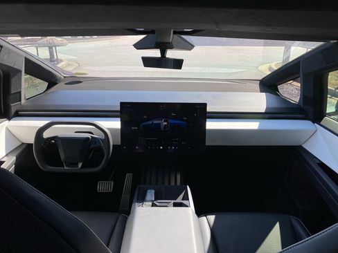 Used 2024 Tesla Cybertruck AWD Crew Cab image 18