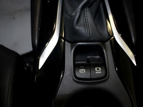 Used 2025 Toyota Corolla Cross XLE image 19