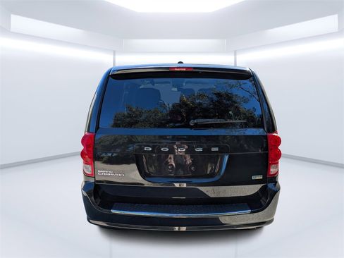 Used 2018 Dodge Grand Caravan SE w/ UConnect Hands-Free Group image 4