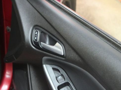 Used 2016 Ford Focus SE w/ Equipment Group 201A FWD image 9