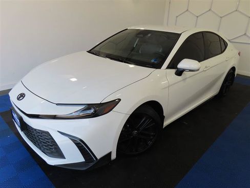 Used 2026 Toyota Camry SE w/ Convenience Package FWD image 4