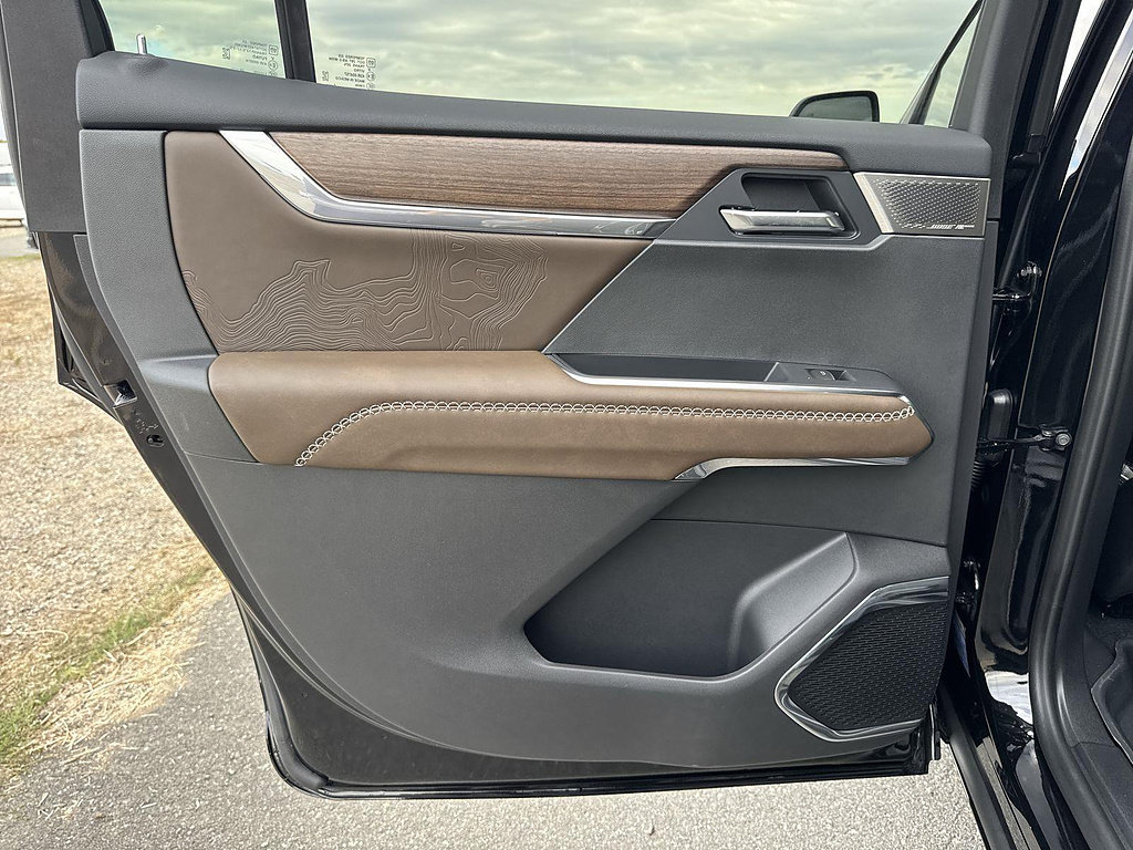 New 2027 GMC Acadia Denali Ultimate w/ LPO, Floor Liner Package FWD image 30