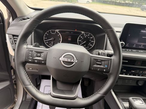 Used 2025 Nissan Rogue SV FWD image 11